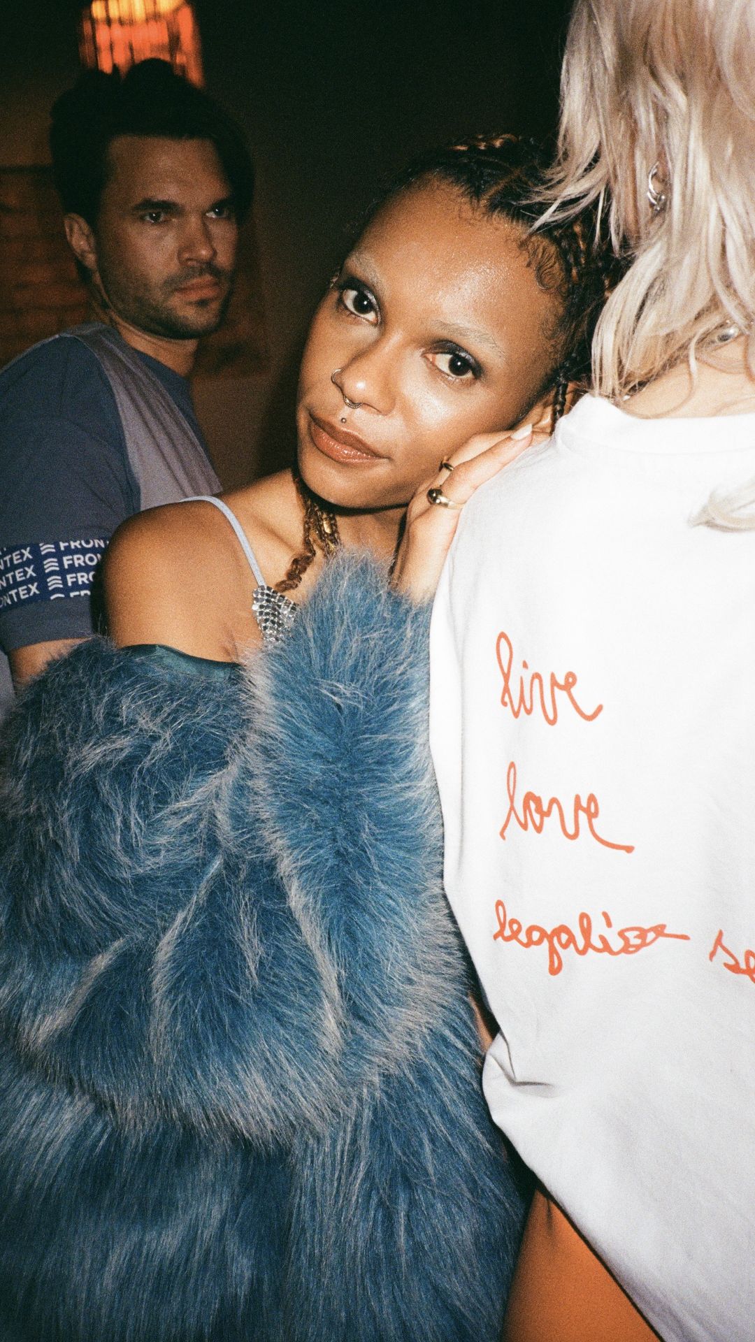 Hände die das Pride Kit von Amnesty International halten